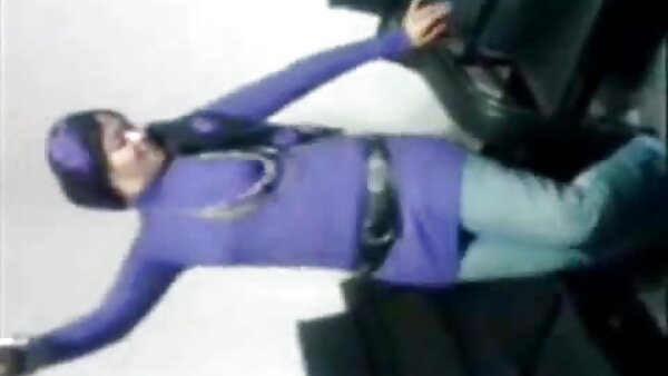 ویدیوی نزدیک بیدمشک اسباب بازی با دختری جذاب با موهای سکس جوردی الکسیس بلند لئونا میا