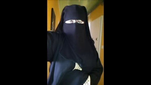 لوری وارگاس، لوری وارگاس، پوره‌ی سکس جوردی xnxx سبزه‌ی خیس، در حمام لباس می‌کشد.
